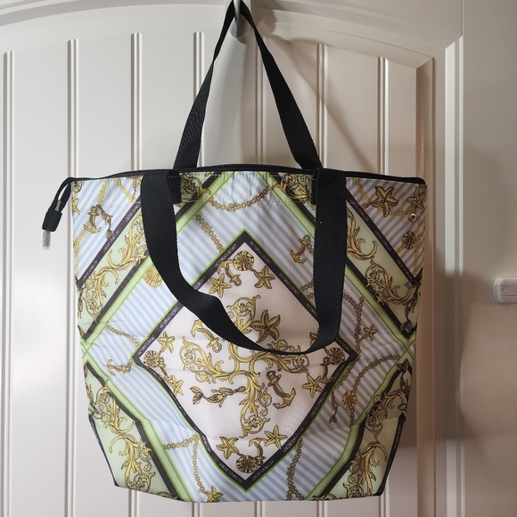 NWOT Victoria's Secret Thermal Zippered Carrying Tote - Picture 3 of 6